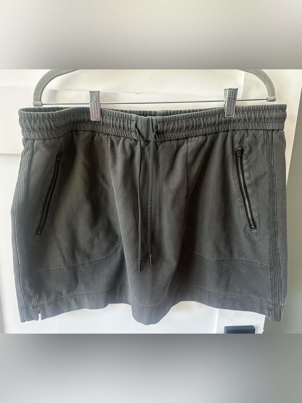Athleta Mini Skirt Women’s Sz 16 Drawstring  Elastic Waist Gray Zip Pockets